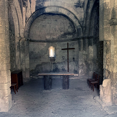 Chapelle Saint-Julien de Boulbon - Rénovation Interieur Autel croix
