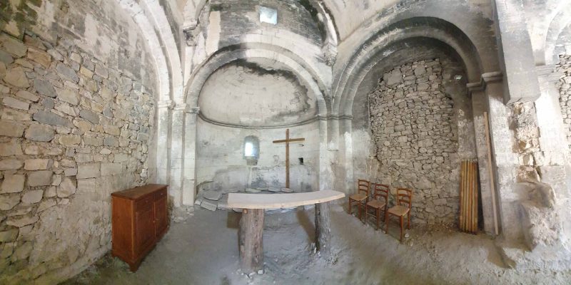 Chapelle Saint-Julien de Boulbon - Intérieur Autel Croix Mobilier