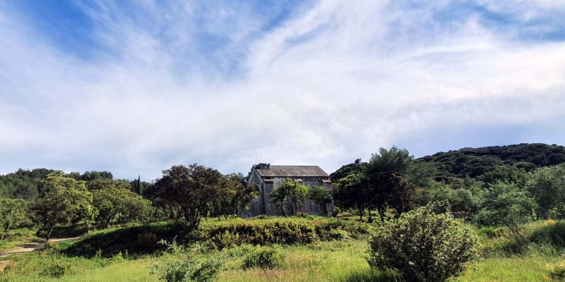 Chapelle Saint Julien en Héritage - Extérieur Façade Toit et Jardin demande d'information